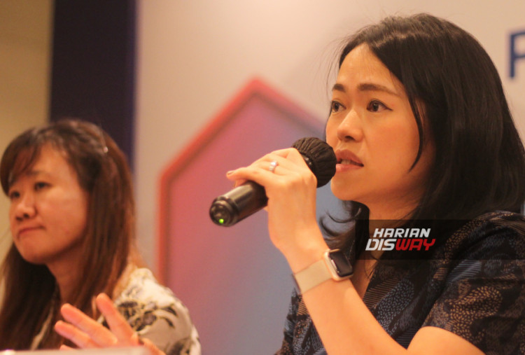 Direktur PT Provident Investasi Bersama Tbk (PALM) Ellen Kartika (kanan), bersama  saat menyampaikan paparan terkait kinerja Perseroan dan kinerja keuangan PALM pada sesi Public Expose Tahunan yang berlangsung di Jakarta pada Rabu,(25/06/2025). PALM memaparkan kinerja hingga Kuartal I-2025, Perseroan mencatatkan total aset sebesar Rp7,40 triliun, dengan total nilai investasi Perseroan mencapai Rp7,28 triliun. Per 31 Maret 2025, portofolio investasi PALM mencakup kepemilikan saham di sejumlah perusahaan pubik seperti MBMA, MDKA, MMLP, dan EXCL serta sejumlah investasi pada perusahaan nonpublik.