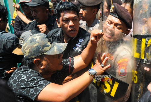 Sekelompok orang  berusaha menghalau petugas kepolisian saat eksekusi pengosongan bangunan di jalan Gading Pantai II/12 Surabaya, Jawa Timur, Rabu, 11 Oktober 2023. Eksekusi satu unit bagunan rumah yang dilakukan oleh Pengadilan Negeri Kota Surabaya tersebut sempat berlangsung ricuh karena mendapatkan perlawanan dari sekelompok orang sehingga polisi melakukan tindakan penghalauan. (Julian Romadhon/Harian Disway)