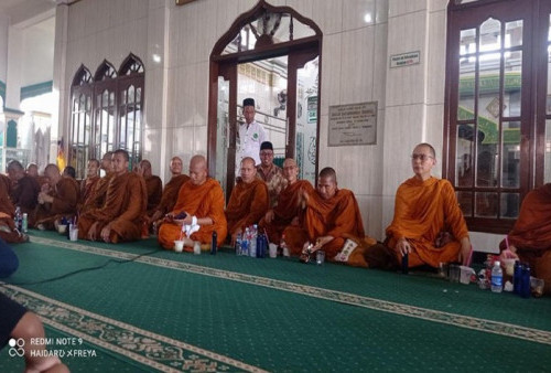 Cerita Asli Biksu Thudong Menepi di Masjid Temanggung, Sempat Berikan Secarik Surat Izin