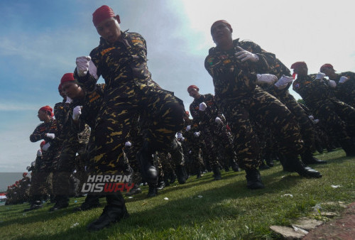 Sebanyak 12.000 Banser melakukan tari kolosal di Lapangan Gor Sidoarjo, Jawa Timur, Selasa (7/2/2023). Kegiatan yang diikuti puluhan ribu warga nahdiyyin tersebut dalam memperingati Harlah NU 1 Abad.