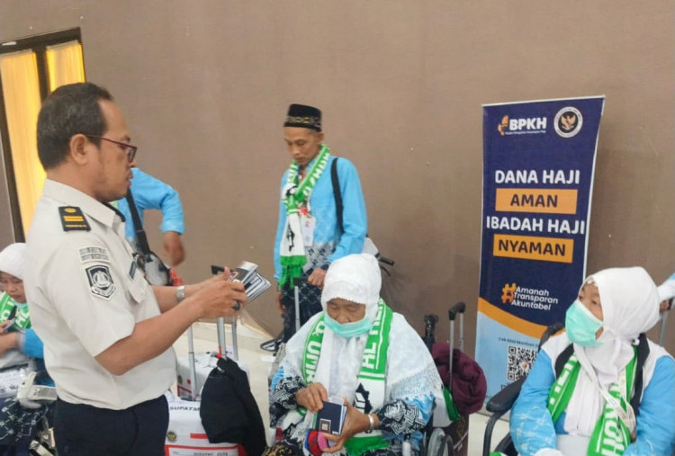 Imigrasi Surabaya Gagalkan 18 Calon Haji Nonprosedural