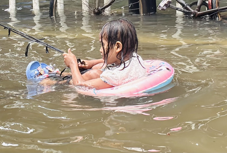 Banjir di Jakarta Barat Capai 1,1 Meter, BPBD Catat 80 RT dan 23 Ruas Jalan Masih Tergenang 