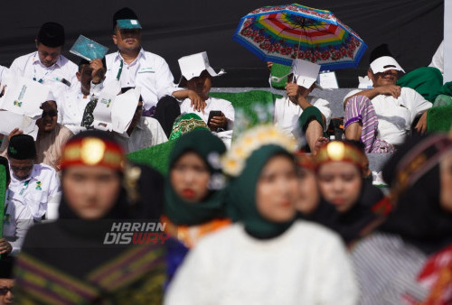 Para tamu Harlah NU 1 Abad, menutup kepalanya saat berlangsungnya puncak peringatan 1 Abad NU yang digelar di Gor, Sidoarjo, Jawa Timur, Selasa (7/2/2023).  

Kegiatan yang diikuti puluhan ribu warga nahdiyyin tersebut dalam memperingati Harlah NU 1 Abad.