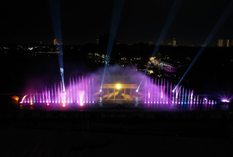 Perayaan Malam Tahun Baru di Surabaya, Jangan Lewatkan Water Laser Show hingga Live Musik!