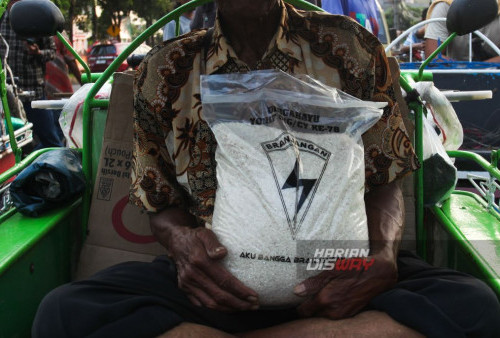 Paket beras seberat 5 kilogram diberikan Prajurit TNI Angkatan Darat di Wonokromo, Surabaya, Jawa Timur, Senin, 11 Desember 2023. Pembagian paket beras sebanyak 250 paket dengan berat per paket 5 kilogram itu untuk membantu meringankan ekonomi para tukang becak di kawasaan tersebut sekaligus untuk memperingati HUT ke-78 Yonif 516/CY Kodam V/Brawijaya. (Julian Romadhon/Harian Disway)