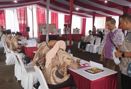 Megawati Soekarnoputri Nyoblos Nomor Urut 111 di TPS O53 Kebagusan, Pasar Minggu