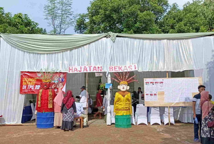 Suasana TPS Jatiasih di Kediaman Heri Koswara, Dihiasi Sepasang Ondel-ondel