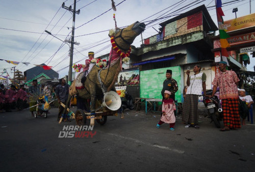 Warga memeriahkan tradisi peringatan Maulid Nabi Muhammad di Kenjeran Surabaya, Jawa Timur, Jumat (7/10/2022). Selain untuk memperingati Tradisi Peringatan Maulid Nabi, Kirab Maulid ini juga merupakan wujud syukur masyarakat kepada Tuhan Yang Maha Esa. 