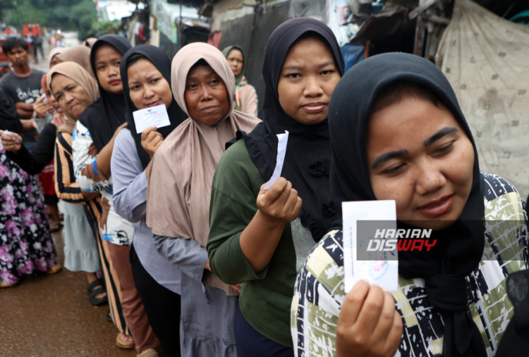 Warga membawa bantuan paket pangan Ramadhan 1446 H melalui BAZNAS ke warga Kampung Sumur Batu di Bantar Gebang, Bekasi, Jawa Barat, Selasa (18/2/2025). BAZNAS akan menyalurkan bantuan sebanyak 7.911 paket pangan Ramadhan 1446 H dari lembaga bantuan kemanusiaan yang didirikan Raja Salman bin Abdulaziz Al-Saud, King Salman Humanitarian Aid & Relief Centre. HARITSAH ALMUDATSIR/HARIAN DISWAY