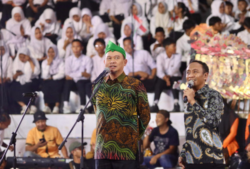 Cak Lontong Jadi Bintang Tamu Peringatan Hari Guru Nasional di Kota Pasuruan 