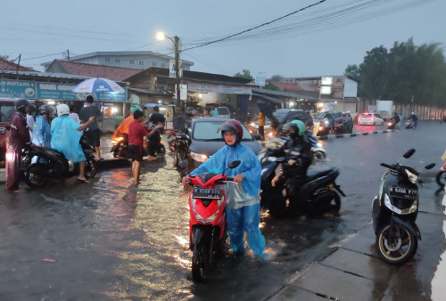 Kota Tangsel Didera Hujan Deras, Beberapa Lokasi Banjir Bikin Kendaran Mogok