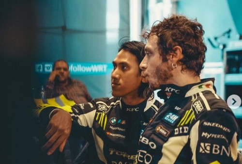 Keren! Momen Perdana Sean Gelael dan Valentino Rossi Satu Tim di Balap Hankook 24 Hours of Dubai