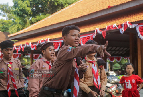 Argheo Destian Saputra dari regu burung hantu Siswa Pramuka SMPN 22 Surabaya sebagai perwakilan kontingen Kecamatan Gayungan saat bermain Dart di GNI Jalan Bubutan, Surabaya, Jawa Timur, Sabtum 12 Agustus 2023. Dalam memperingati hari Pramuka Nasional yang jatuh pada tanggal 14 Agustus 2023, Kwarcan mengajak sekitar 462 siswa se-Surabaya yang tergabung dalam organisasi Pramuka menjelajahi kota Surabaya. Adapun rutenya dari Tugu Pahlawan, Gedung Cak Durasim, Gedung Nasional Indonesia Jalan Bubutan, dan Finish kembali ke Tugu Pahlawan dengan total jarak tempuh 4 Km. (Moch Sahirol/Harian Disway)