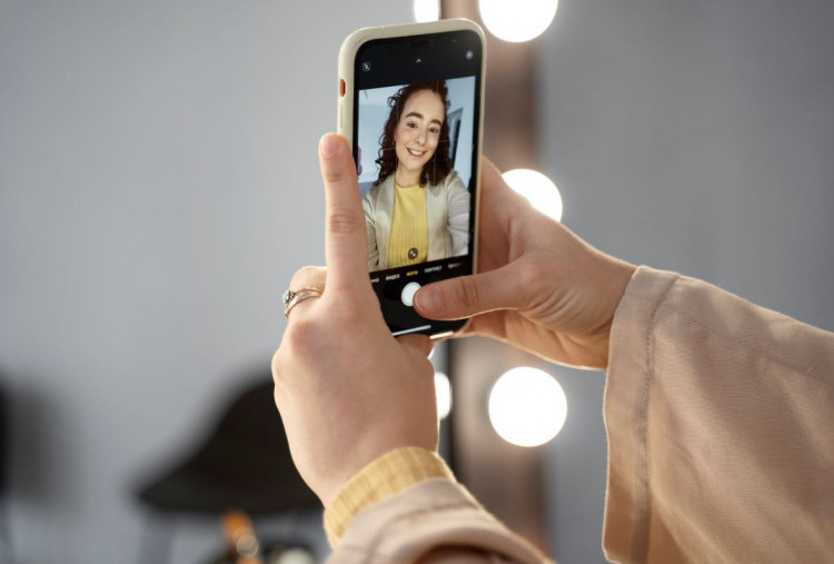 Cara Hilangkan Fitur Mirror di Kamera iPhone, Solusi Selfie Terbalik!