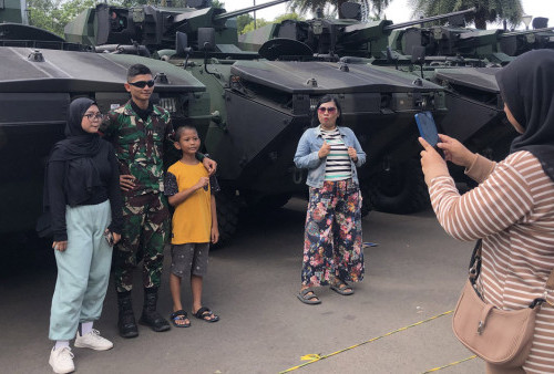 Tentara Ganteng di Monas Jadi Incaran ABG: Rela Antre Buat Foto Profil   