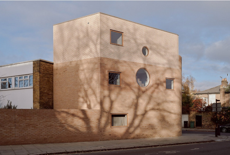 Arsitektur Runda, Rumah Bata Berlekuk dengan Jendela Porthole di London Utara