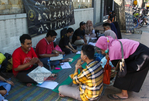 Sejumlah pengunjung belajar Bahasa Isyarat Indonesia (Bisindo) saat Hari Bebas Kendaraan Bermotor (Car Free Day) di Jalan Darmo, Surabaya, Jawa Timur, Minggu (2/7/2023). Pembelajaran bahasa isyarat secara gratis tersebut untuk memberikan pemahaman bahasa isyarat kepada masyarakat luas sebagai sarana komunikasi dengan penyandang tunarungu.