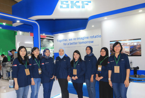 Beberapa engineer perempuan PT SKF Industrial Indonesia pada gelaran Manufacturing Indonesia 2023, di JIExpo Kemayoran, Jakarta (7/12). Saat ini, lebih dari 30 persen karyawan PT SKF Industrial Indonesia merupakan perempuan, dengan latar belakang pendidikan yang sepenuhnya terfokus pada bidang teknik. Mereka menduduki berbagai posisi, termasuk engineer dan jajaran manajerial perusahaan. SKF berkomitmen untuk tidak hanya membuka peluang kerja, tetapi juga mengembangan kompetensi dan keterampilan perempuan di industri manufaktur.
