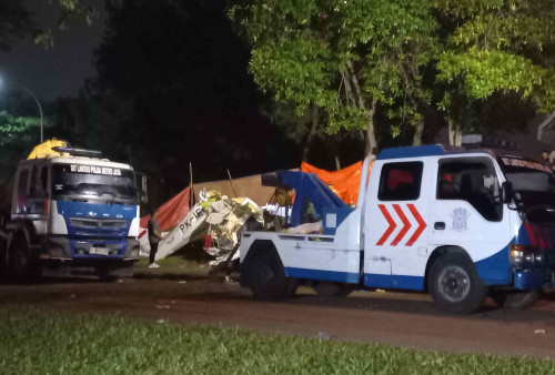 Penampakan Evakuasi Bangkai Pesawat Latih yang Jatuh di BSD, Diangkat Mobil Derek Ditlantas Polda Metro Jaya