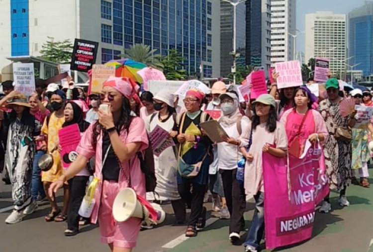 Cuma Emak-Emak yang Bisa, Aliansi Perempuan Tembus Bundaran HI Sambil Long March Teriak Stop MBG!