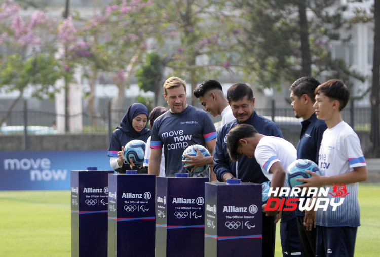 Bambang Pamungkas (kedua dari kanan), mantan pemain tim nasional; Indra Sjafri (keempat dari kanan), pelatih sepak bola nasional; Alexander Grenz (kedua dari kiri), Country Manager & President Director Allianz Life Indonesia; dan Jazilah Firdaus (kiri), Corporate Strategy & Marketing Director Allianz Life Syariah Indonesia, dalam Allianz MoveNow Camp 2026. Program ini membekali generasi muda dengan keterampilan sepak bola, pembentukan karakter, dan literasi finansial untuk mendukung masa depan mereka. Foto: Raka Denny/Harian Disway