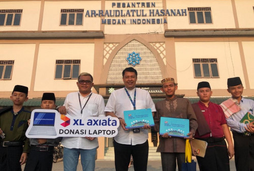 XL Axiata Donasi Laptop ke Puluhan Ponpes di 7 Provinsi