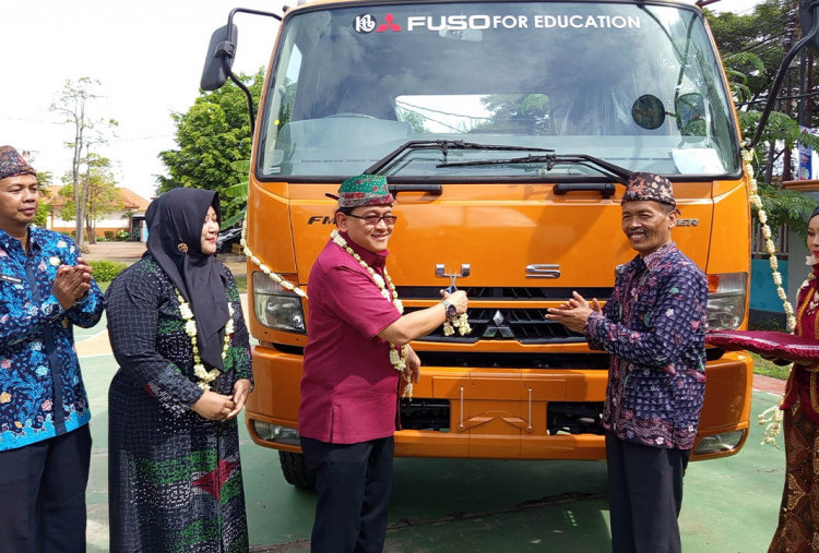 1 Unit Mitsubishi Fuso Fighter Didonasikan ke SMK Negeri 1 Kamal Madura, KTB: Tingkatkan Kualitas Pendidikan Kejuruan