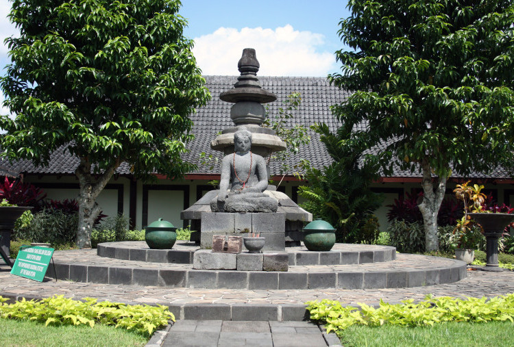 Borobudur Sambut Waisak, Arca Adhi Buddha yang Belum Selesai Kini Ada di Lapangan Kenari 