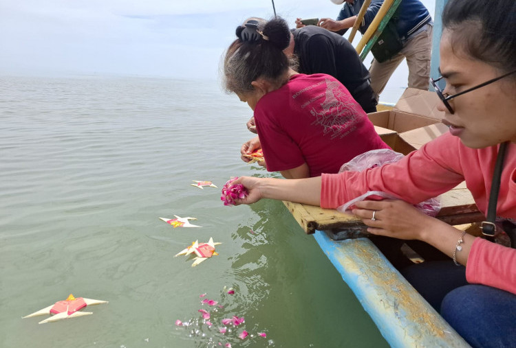 Umat Konghucu Gelar Cisuak Larung di Pantai Kenjeran, Ritual Tahunan Jelang Imlek