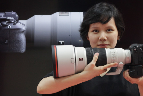 Sony memperkenalkan kamera Alpha 9 III terbaru yang dilengkapi sensor gambar full-frame global shutter pertama di dunia1. Sony sekaligus meluncurkan lensa prima telefoto 300 mm teringan di dunia, G Master™ FE 300mm F2.8 GM OSS, lensa 35 mm full-frame ?™ (Alpha™) E-mount (nama produk SEL300F28GM) dengan aperture maksimum F2.8.(Raka Denny/Harian Disway)