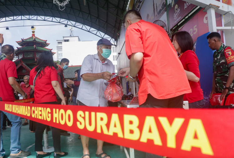 Peduli Imlek di Masjid Cheng Ho, Berbagi Kebahagiaan untuk Masyarakat