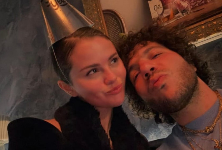 Takut Naik Pesawat, Benny Blanco Pilih Naik Kapal ke London Demi Bertemu Selena Gomez
