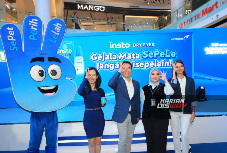 Tampak pada gambar (ki-ka) Farah Feddia selaku GM Eye Care Combiphar, Weitarsa Hendarto selaku Direktur PT Combiphar, Dr. Eka Octaviani Budiningtyas SpM selaku Dokter Spesialis Mata dari JEC Eye Hospitals and Clinics, serta Yuki Kato selaku figur publik sekaligus content creator pada konferensi pers INSTO Dry Eyes yang meluncurkan kampanye “Bebas Mata SePeLe” di Jakarta.
