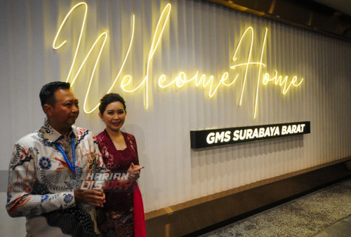 Suasana lobby GMS Rooftop di Pakuwon Mall Surabaya, Jawa Timur, Kamis 20 Juli 2023. Gereja Mawar Sharon (GMS) Rooftop Surabaya Barat baru saja diresmikan ini mampu menampung sebanyak enam ribu jemaat. GMS Rooftop ini dibangun lantaran semakin hari jemaat GMS terus banyak. Sehingga membutuhkan tempat yang lebih besar untuk bisa menampung jemaat yang beribadah. GMS Rooftop selain menyediakan ruang ibadah untuk jemaat keluarga, ada juga ruang ibadah untuk jemaat anak-anak, dan usia muda. Kedepannya, mereka pun akan selalu melakukan pengembangan kapasitasnya. Sesuai dengan visi GMS yakni: Gereja sel yang apostolik dan profetik. Serta misi seribu gereja lokal dan satu juta murid.