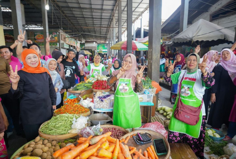 Khofifah Blusukan ke Pasar Lamongan, Lanjut Dzikir Bersama di Surabaya