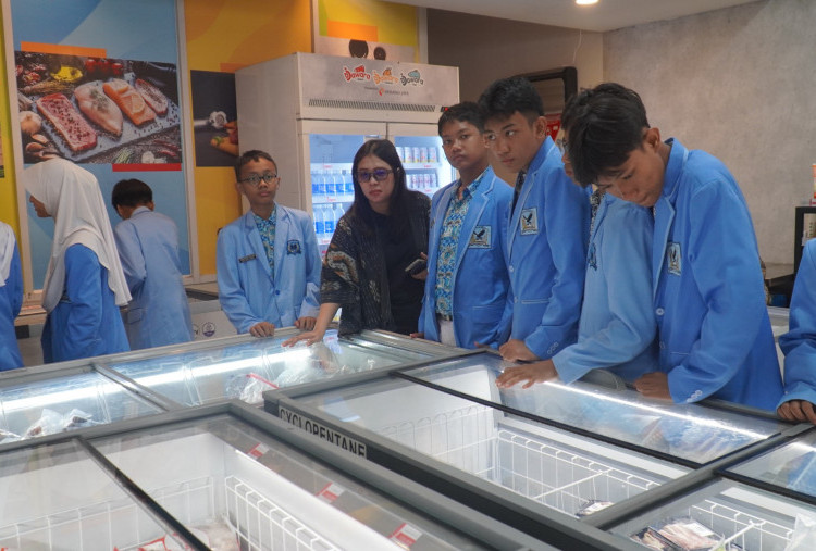 Dharma Jaya Perkuat Literasi Pangan Generasi Muda Lewat Kunjungan Edukatif ke RPH
