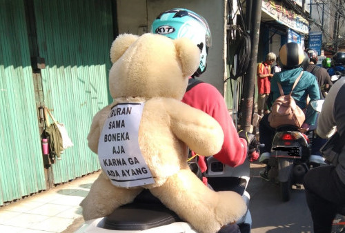 Viral! Gegara Nggak Punya Ayang, Pengendara Motor Pria Ini Pilih Boncengan Bareng Boneka Beruang