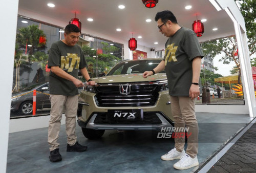 Presiden Dirketur HSC Ang Hoey Tiong (kiri) dan Direktur Honda Surabaya Center (HSC) Wendy Mihardja (kanan) di pameran New Honda BR-V N7X Edition di Pakuwon City Surabaya, Jawa Timur, Rabu, 21 Februari 2024. PT Honda Prospect Motor (HPM) telah secara resmi memperkenalkan versi terbaru dari mobil andalannya, BR-V N7X, dengan peluncuran varian spesialnya yang diberi nama N7X Edition. Varian N7X Edition ini hadir dengan beberapa peningkatan yang menarik, termasuk fitur-fitur canggih dan desain yang lebih modern. Dikembangkan dengan menggabungkan elemen-elemen khas Honda dan inovasi terbaru dalam industri otomotif, BR-V N7X Edition menjanjikan pengalaman berkendara yang lebih menyenangkan dan nyaman bagi para pengguna. (Julian Romadhon/Harian Disway)