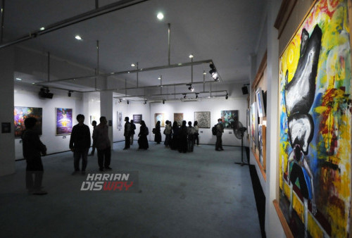 Suasana Pameran lukisan Meniti Cinta yang berlangsung di Gallery Prabangkara, Taman Budaya Jawa Timur, Surabaya, Kamis (23/2/2023). Pameran yang menampilkan lukisan dari 12 pelukis yaitu Yunus Jubair, Gustaf, A. Lutfi, Didi Dyan, Dewiku, Tri Irianto, Roman Ol, Ferry Rudiansyah, Ahmad Suki, Ucup STKW, Ali Taufan, dan Ridwan SS tersebut digelar mulai tanggal 23 Februari hingga 1 Maret 2023 dengan mengusung tema Meniti Cinta. (foto: Julian Romadhon) 