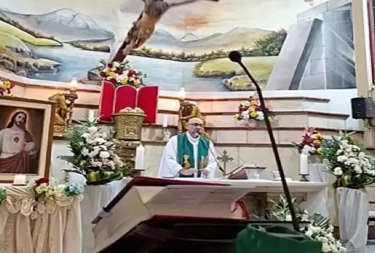 Tragis! Detik-Detik Pastor di Ekuador Tewas Tertimpa Salib Terekam Live, Pesan Terakhirnya Bikin Haru