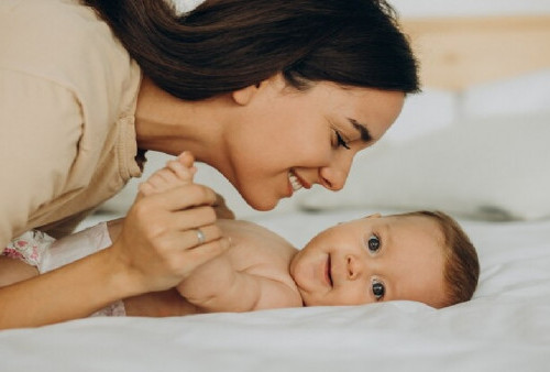 Usia Berapa Sebaiknya Bayi Boleh Dipijat untuk Stimulasi? Bunda Wajib Tahu