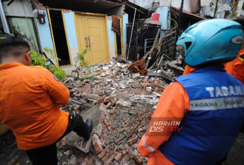 Sebuah kejadian tragis terjadi di Jalan Kembang Kuning Gang 5, Surabaya, Jawa Timur, pada hari Sabtu. Sebuah rumah roboh secara tiba-tiba menimpa sejumlah bangunan di sekitarnya. Meski kejadian ini mengejutkan warga sekitar, berita baik datang dari dalam reruntuhan.