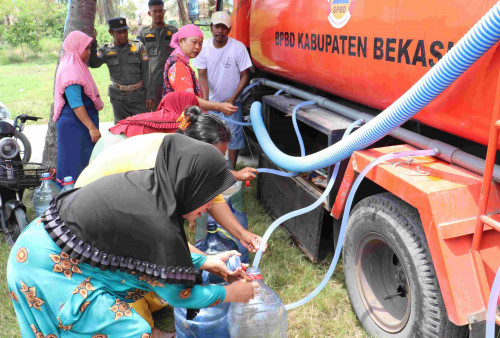 Pemkab Bekasi Bantu Salurkan Air Bersih untuk Warga Terdampak Kekeringan