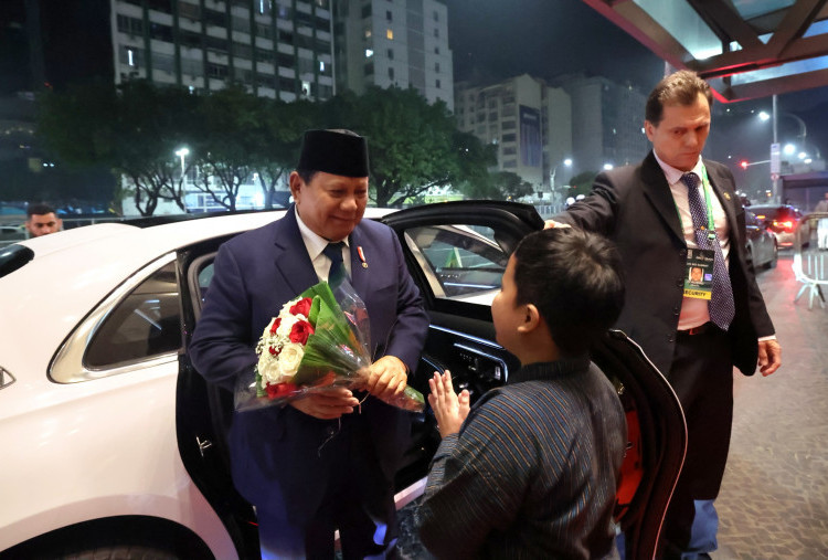 Antusias Warga Sambut Kedatangan Prabowo di Brasil, Menunggu 3 Jam Hingga Siapkan Bouquet Bunga