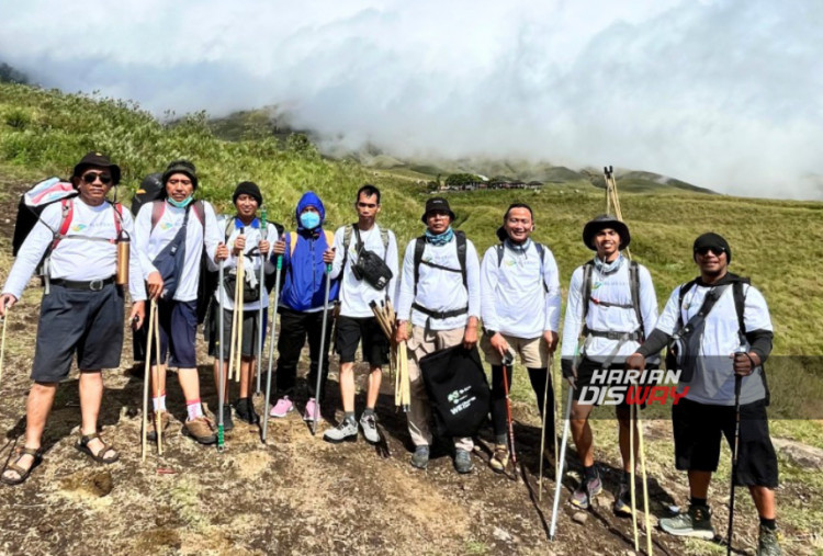 Wakil Direktur PT Blue Bird Tbk, Sigit Djokosoetono, turut hadir dan ikut serta dalam pendakian serta pengumpulan sampah secara langsung. Tim fokus mengumpulkan sampah non-organik seperti plastik sekali pakai, bungkus makanan, dan tisu yang banyak ditemukan di sepanjang jalur pendakian. Kegiatan ini menjadi langkah nyata dalam menciptakan pengalaman pendakian yang aman, nyaman, dan bersih bagi para pendaki.