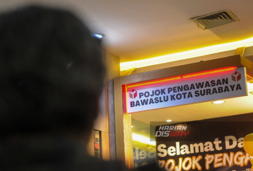 Pojok Pengawasan Bawaslu Kota Surabaya di Mall Pelayanan Publik Surabaya, Jawa Timur, Kamis, 23 November 2023. Pojok pengawasan Bawaslu yang baru diresmikan itu bertujuan untuk meningkatkan partisipasi masyarakat dalam pengawasan penyelenggaraan Pemilu yang aman dan demokratis. (Julian Romadhon/Harian Disway) 