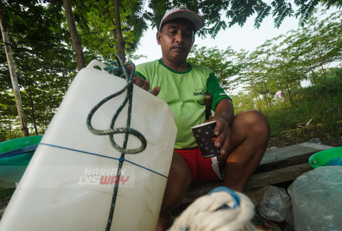 Penderes (petani air sadapan) Suriaman 52 menuang air sadapan (legen) di Hendrosari, Menganti, Gresik, Jawa Timur, Rabu (11/5). Dalam sehari pembuat Legen asli hanya bisa menghasilkan antara 20 liter hingga 30 liter legen tergantung produktifitas dan usia pohon siwalan yang dipanjat. Air sadapan (legen) dapat dikonsumsi langsung atau digunakan sebagai bahan baku pembuatan tuak dijual berkisar Rp. 20 ribu per satu setengah liternya. Foto: Julian Romadhon