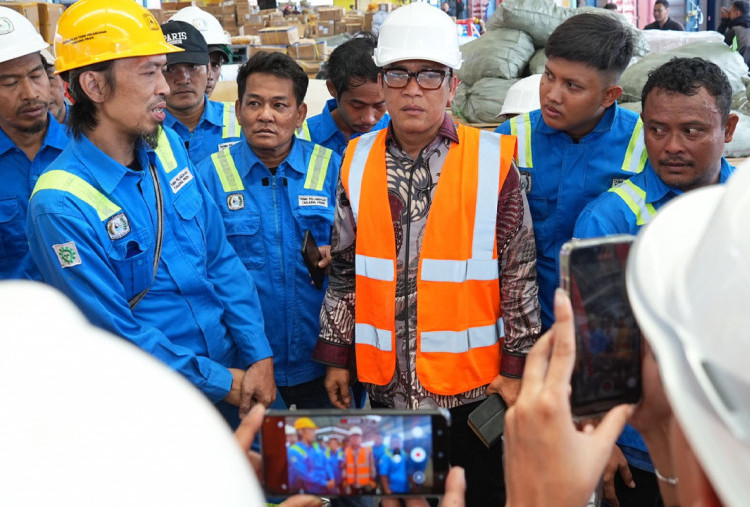 Gawat! Ancaman PHK 60 Perusahaan Diungkap Wamenaker, Ramalan Ekonom INDEF Soal Efek DeIndustrialisasi Mulai Terlihat