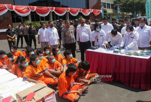 Pengecekan kandungan narkoba didepan para tersangka saat ungkap kasus di halaman Polda Jatim, Surabaya, Jawa Timur, Selasa, 29 Agustus 2023. Ditresnarkoba dan jajaran Polda Jatim, musnahkan barang bukti narkoba jenis Sabu dan Ekstasi, dengan total sebanyak 80.674,56 Gram narkoba jenis sabu dan 13.770 butir narkoba jenis ekstasi, serta mengamankan total 661 tersangka dari hasil pengungkapan Polda Jatim dan Polres Jajaran. Sebanyak 19,668 Kilogram Sabu dan 3.888 butir Ekstasi diantaranya, merupakan hasil pengungkapan kasus narkotika oleh Unit I Subdit III. (Moch Sahirol/Harian Disway) 