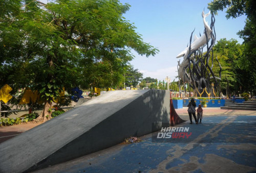 Warga memainkan Skate di arena skate & BMX park Surabaya, Jawa Timur, Selasa, 2 Januari 2023. Pemerintah Kota Surabaya merencanakan perbaikan Skate & BMX Park Surabaya yang membutuhkan anggaran sekitar Rp 3-6 miliar untuk desain, hingga fasilitas lainnya. Sejauh ini Kota Surabaya sudah memiliki sebanyak 8 arena skate park yakni Skate Park Kalimas, Taman Ekspresi, Basemen AlunAlun Surabaya, Taman Sejarah, SWK Semolowaru, Pasar Penjaringan Sari, Taman Asreboyo, dan Taman SIB. Pemerintah Kota Surabaya merencanakan perbaikan Skate & BMX Park Surabaya yang membutuhkan anggaran sekitar Rp 3-6 miliar untuk desain, hingga fasilitas lainnya. (Julian Romadhon/Harian Disway)